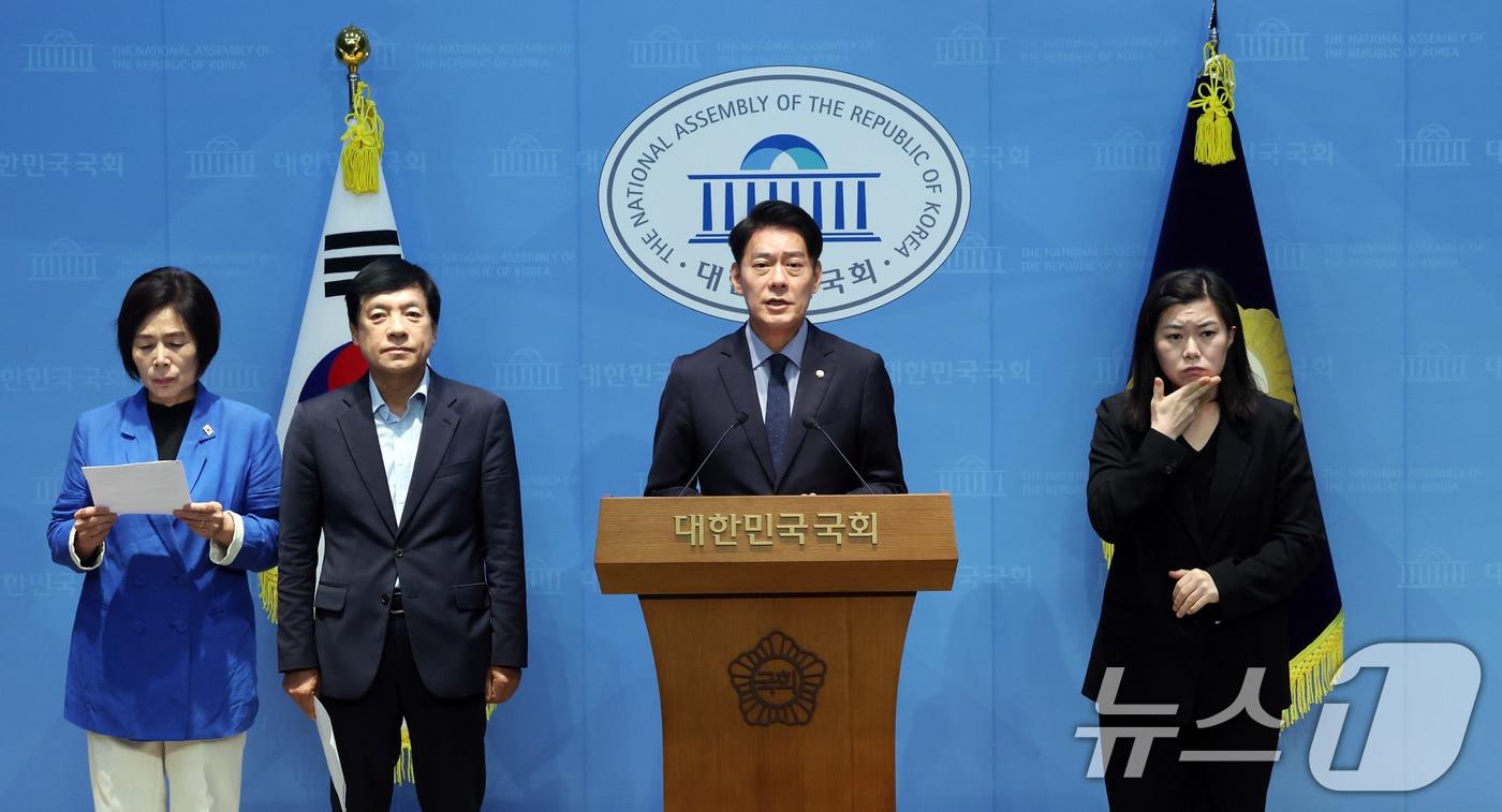본문 이미지 - 더불어민주당 최민희, 한민수, 이성윤 최고위원 후보가 24일 서울 여의도 국회 소통관에서 김민석 당대표 후보의 '신천지 의혹' 제기에 대한 기자회견을 하고 있다. 2026.7.24 ⓒ 뉴스1 황기선 기자