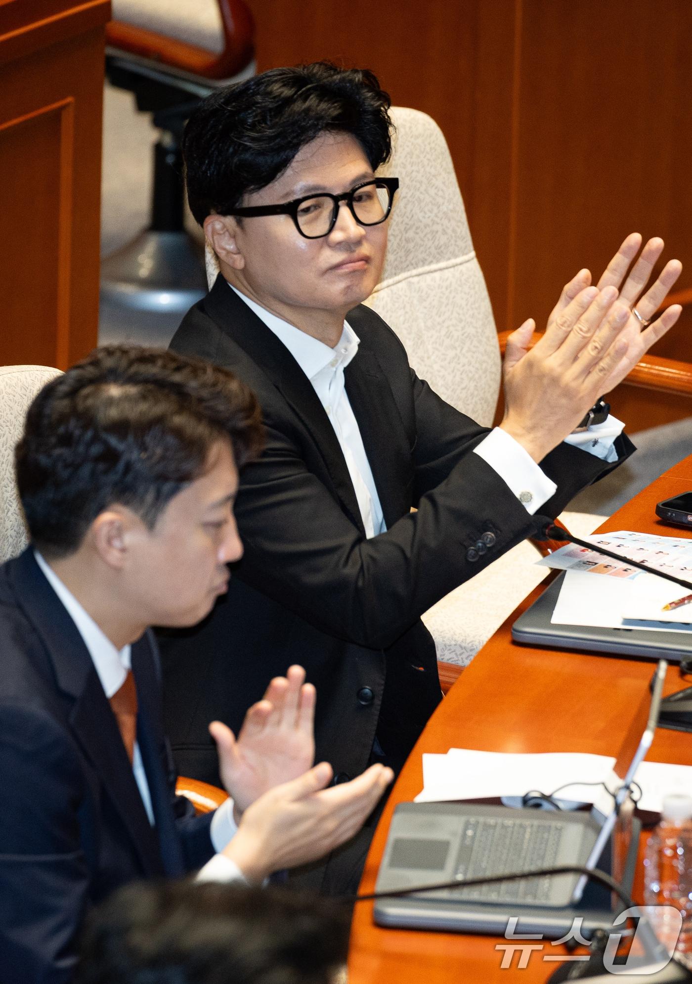 본문 이미지 - 한동훈 무소속 의원과 이준석 개혁신당 대표가 지난 7월 24일 서울 여의도 국회에서 열린 제437회 국회(임시회) 예산결산특별위원회 제2차 전체회의에서 손뼉을 치고 있는 모습. 2026.7.24 ⓒ 뉴스1 유승관 기자