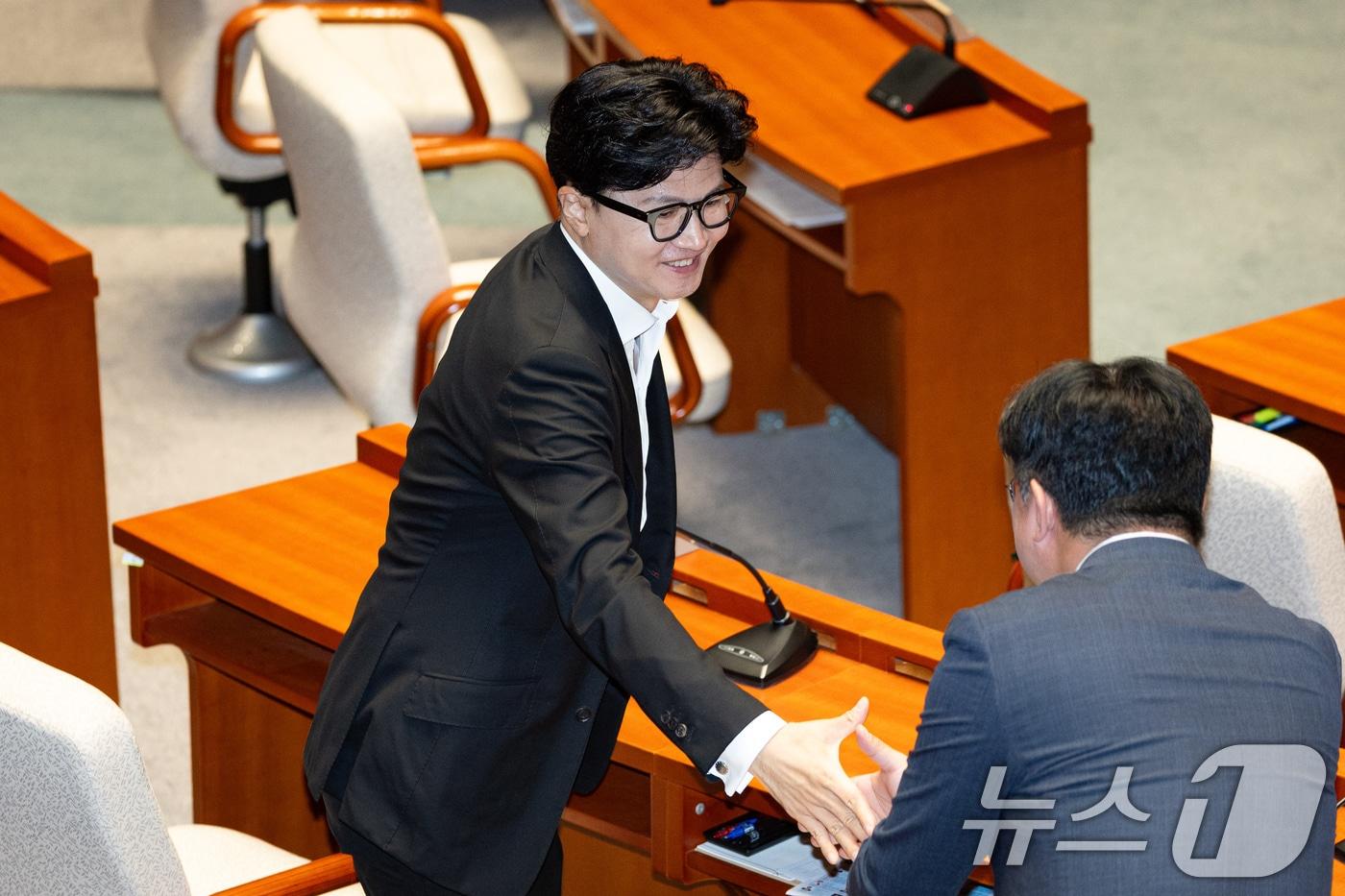 본문 이미지 - 한동훈 무소속 의원이 지난 24일 서울 여의도 국회에서 열린 제437회 국회(임시회) 예산결산특별위원회 제2차 전체회의 산회 후 의원들과 인사하고 있다. 2026.7.24 ⓒ 뉴스1 유승관 기자