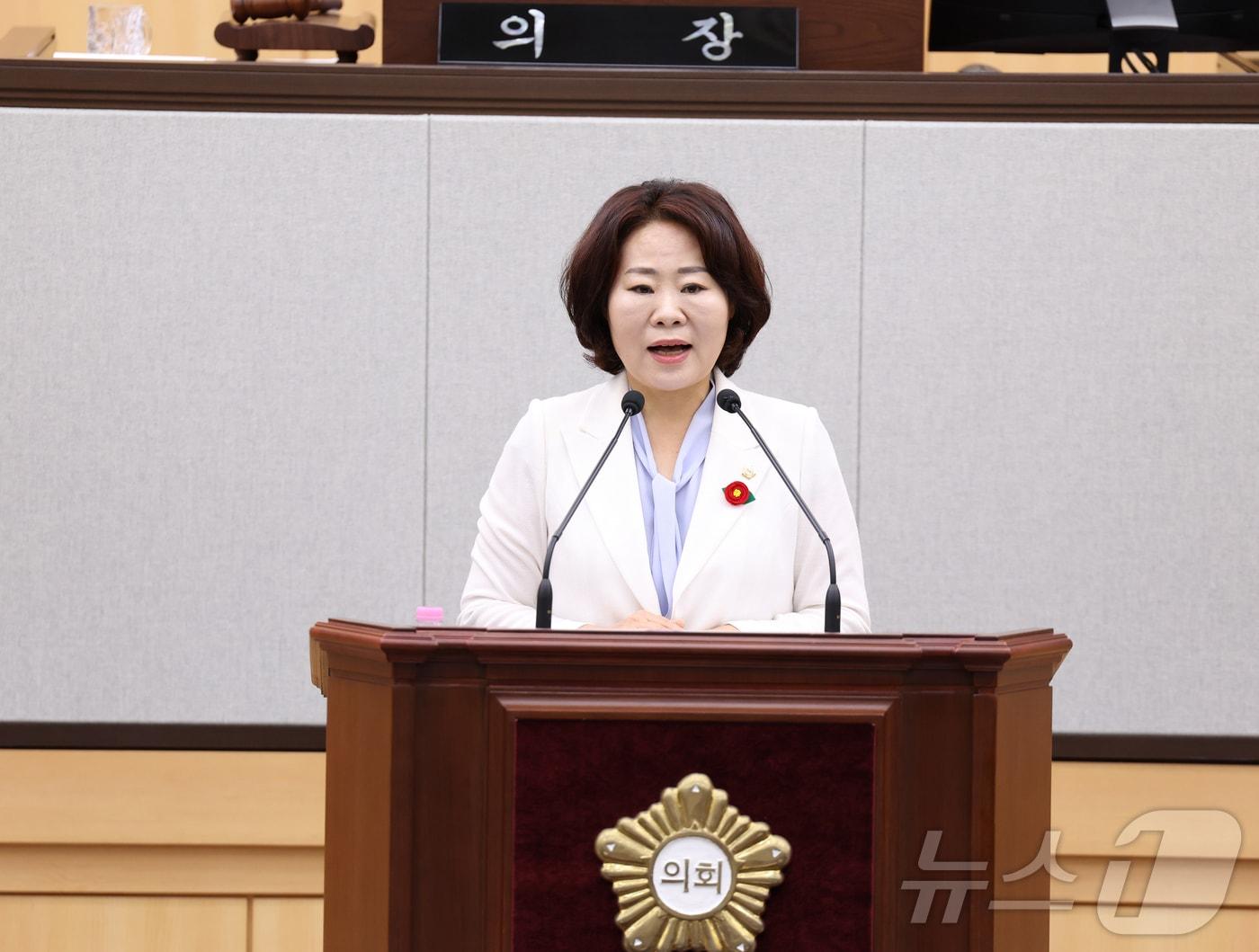 본문 이미지 - 정신출 여수시의원이 23일 전국 4개 항만공사 통폐합 추진 중단 및 여수광양항 자율성·전문성 강화 촉구 건의안을 발의하고 있다. (여수시의회 제공. 재판매 및 DB금지) ⓒ 뉴스1 