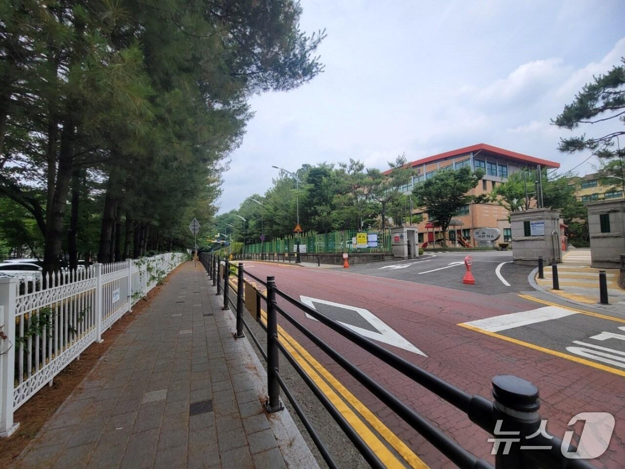 본문 이미지 - 용인시가 아동보호구역으로 지정한 한 초등학교 주변 모습.(용인시 제공)