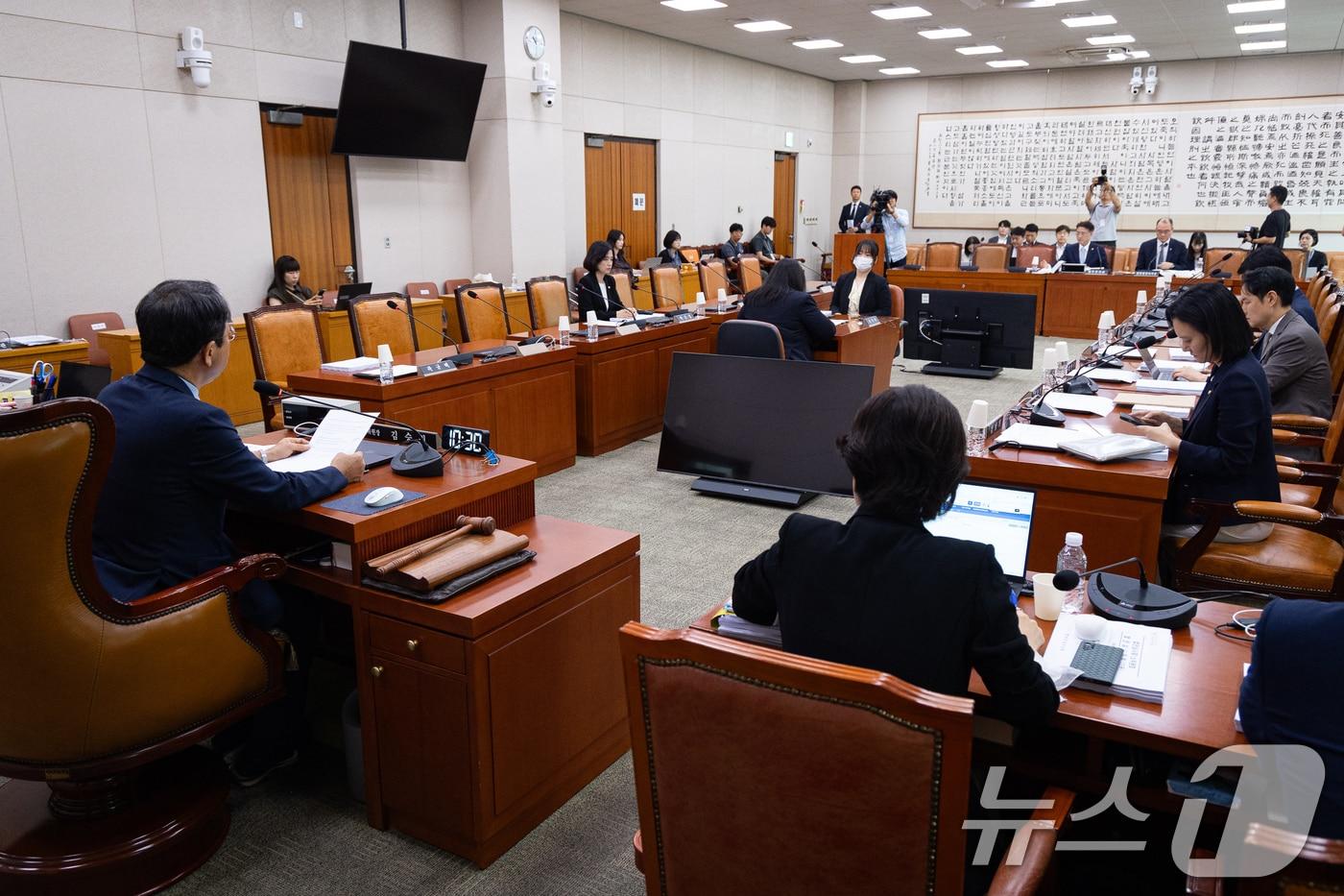 본문 이미지 - 김승원 국회 법제사법위원회 법안심사제1소위원장이 24일 서울 여의도 국회에서 열린 제437회 국회(임시회) 법제사법위원회 제7차 법안심사제1소위원회를 주재하고 있다. 2026.7.24 ⓒ 뉴스1 유승관 기자