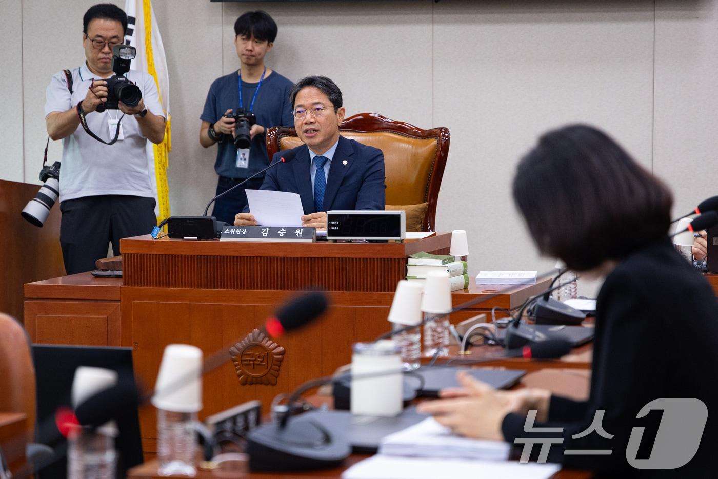 본문 이미지 - 김승원 국회 법제사법위원회 법안심사제1소위원장이 24일 서울 여의도 국회에서 열린 제437회 국회(임시회) 법제사법위원회 제7차 법안심사제1소위원회를 주재하고 있다. 2026.7.24 ⓒ 뉴스1 유승관 기자