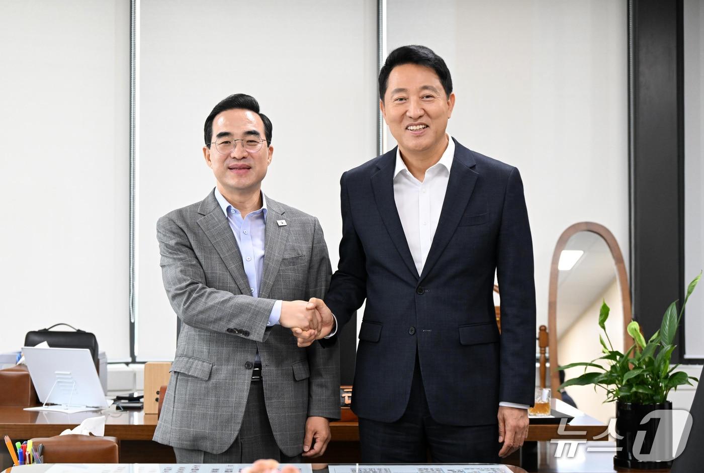 본문 이미지 - 오세훈 서울시장이 24일(금) 한국재정정보원에서 박홍근 기획예산처 장관(왼쪽)에게 노후 기반시설 개선사업 추진을 위한 국비 지원 건의 내용을 전달하며 기념촬영을 하고 있다.