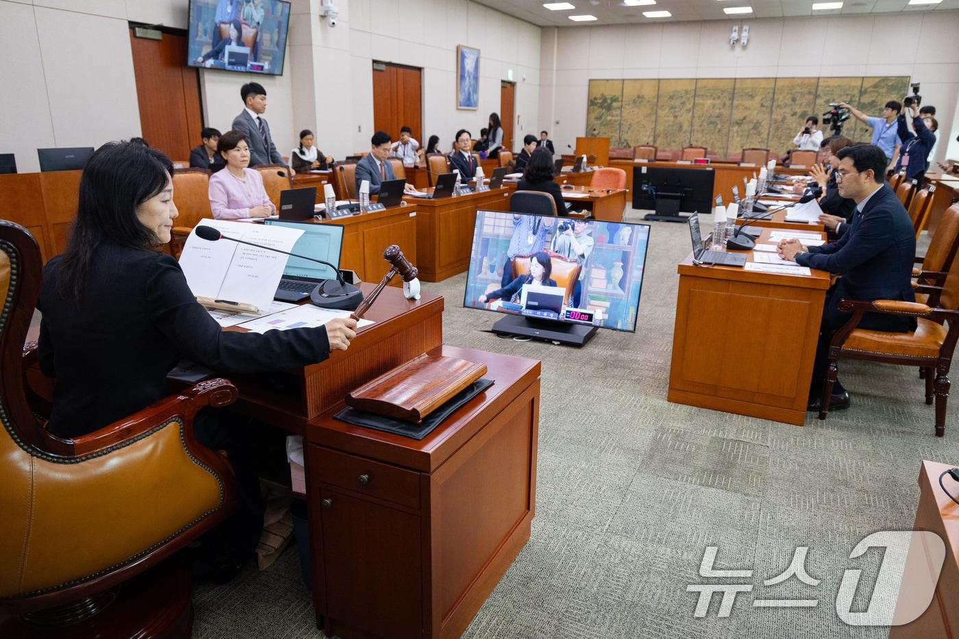 본문 이미지 - 이재정 국회 문화체육관광위원장이 24일 서울 여의도 국회에서 열린 제437회 국회(임시회) 문화체육관광위원회 제3차 전체회의에서 의사봉을 두드리고 있다. 2026.7.24 ⓒ 뉴스1 유승관 기자