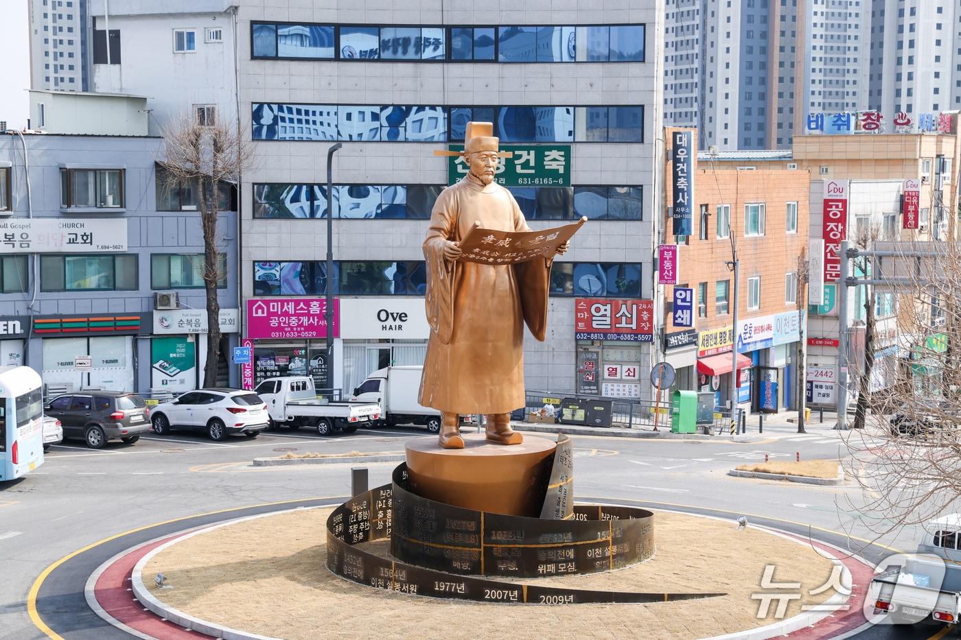 본문 이미지 - 이천시 서희동상오거리에 세워진 장위공 서희 동상.(이천시 제공)