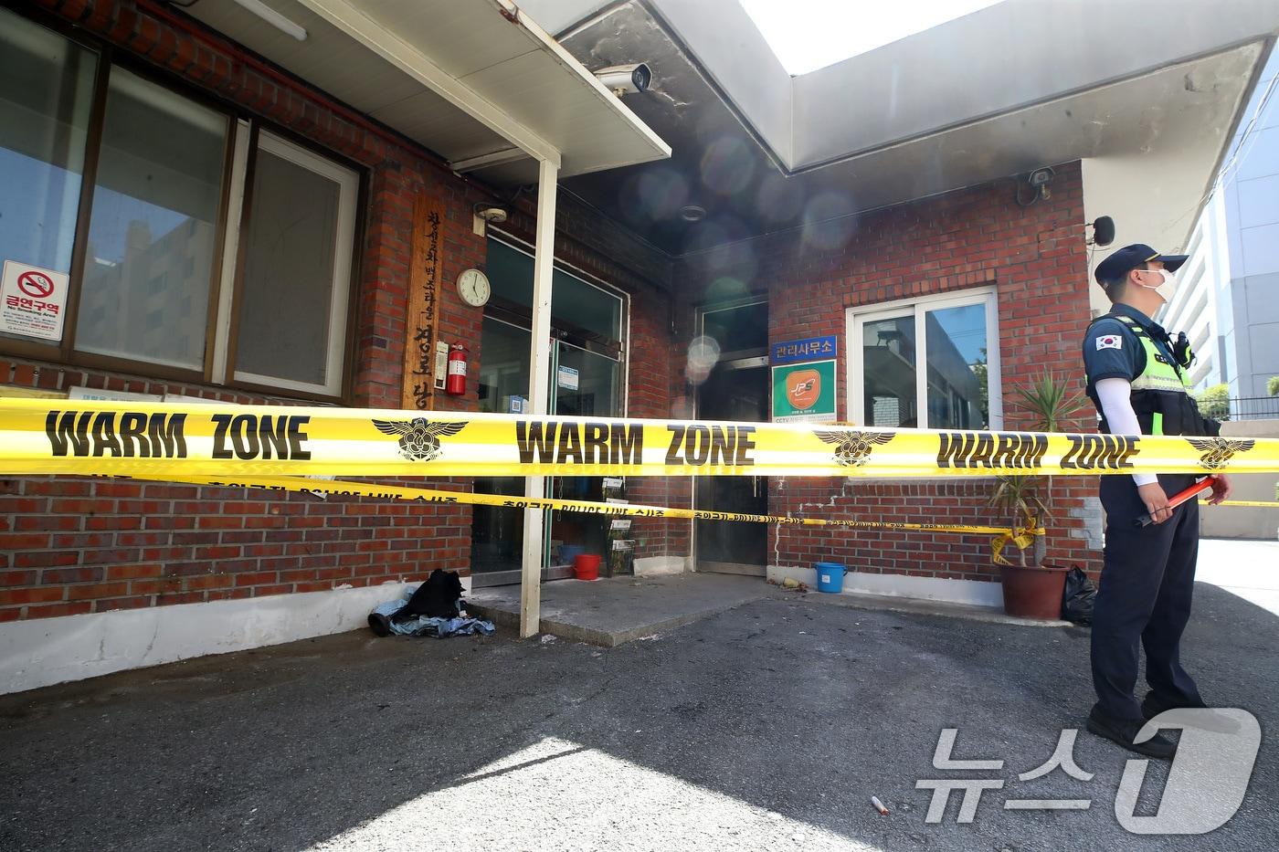 본문 이미지 - 24일 오전 방화사건이 발생한 경북 경산시 사동의 한 아파트 관리사무소 앞에서 경찰이 현장을 통제하고 있다. 2026.7.24 ⓒ 뉴스1 공정식 기자