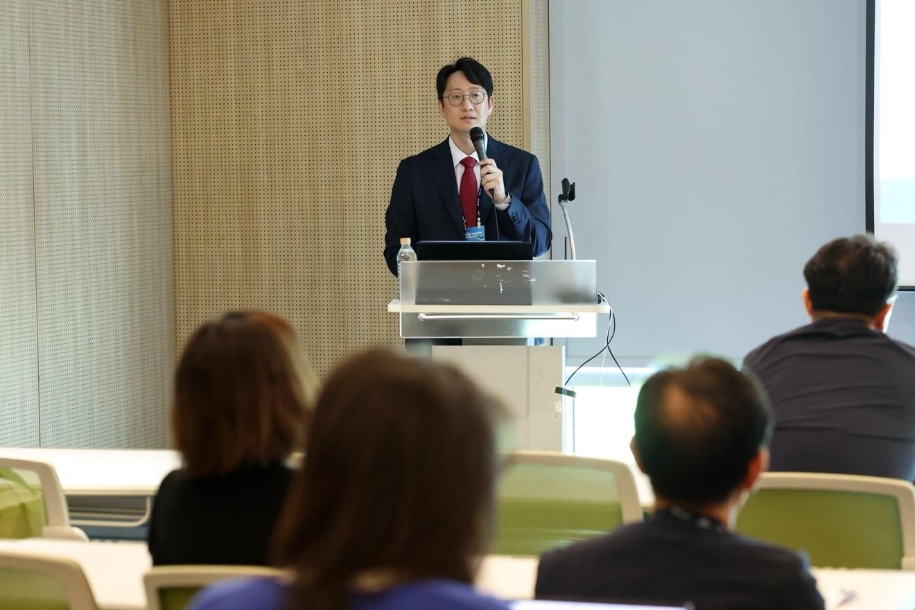 본문 이미지 - 김용선 본동물의료센터 원장이 최근 수원컨벤션센터에서 열린 2026 경기수의컨퍼런스에 초청 강사로 참석해 '신경외과 응급질환의 치료'를 주제로 강연했다(병원 제공). ⓒ 뉴스1