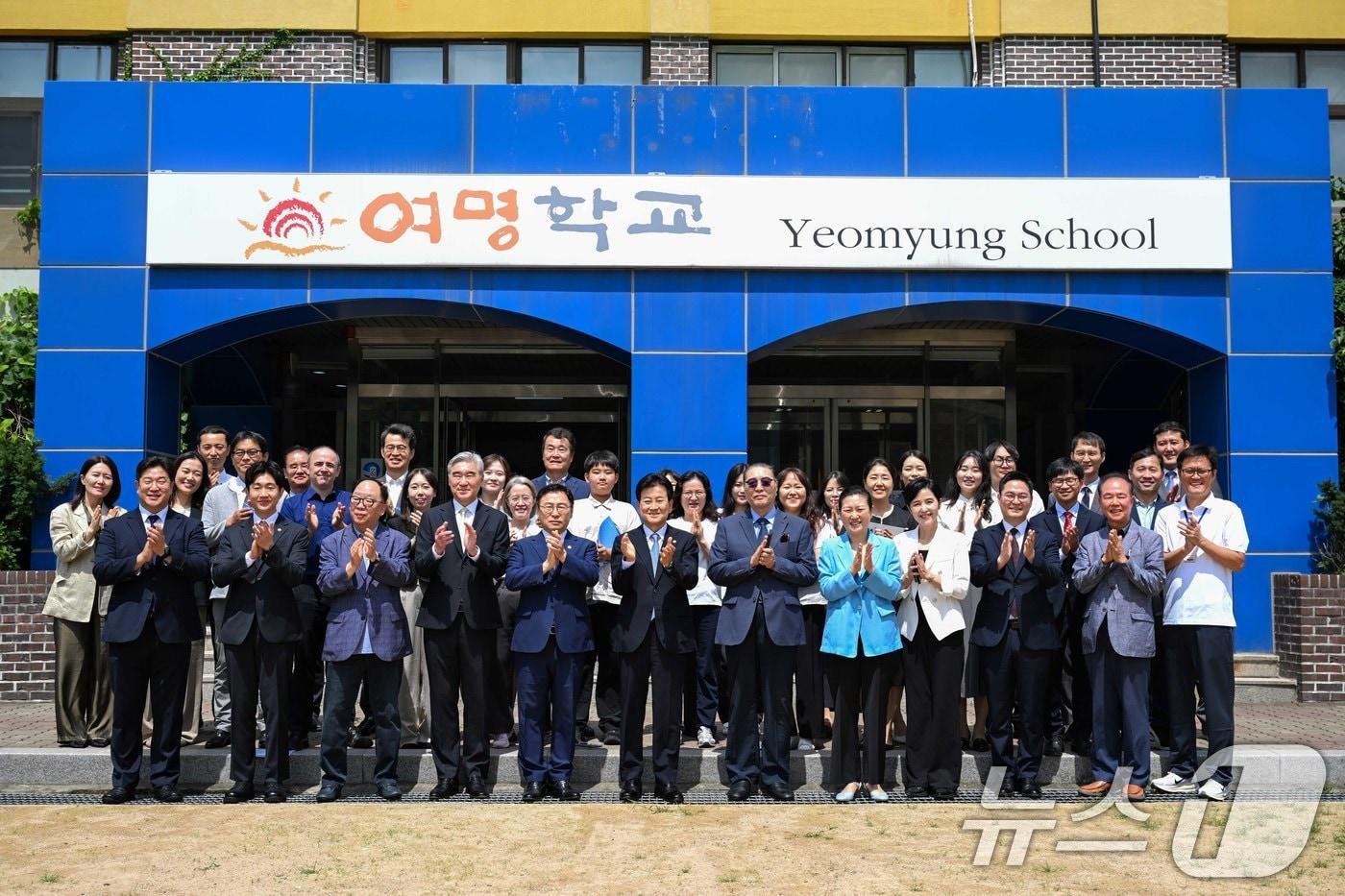 본문 이미지 - 현대자동차그룹은 24일 서울 강서구 여명학교에서 통일부·서울시교육청과 '여명학교 교사 건립을 위한 업무협약'을 체결했다고 밝혔다. 여명학교는 2010년 중·고등 정규 학력 인정을 받은 북한 배경 청소년 대안학교다. 성 김 현대차그룹 사장과 이문식 여명학교 이사장, 정근식 서울시교육감, 정동영 통일부 장관 등 참석자들이 기념촬영을 하고 있다. (현대차그룹 제공. 재판매 및 DB 금지) 2026.7.24 ⓒ 뉴스1