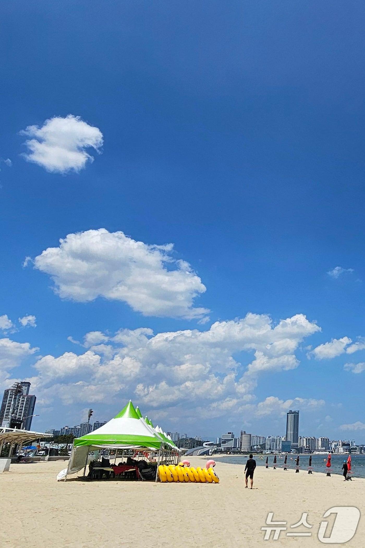 본문 이미지 - 24일 폭염중대경보가 발령된 경북 포항시 송도해수욕장 위로 푸른 하늘이 펼쳐져 있다.2026.7.24 ⓒ 뉴스1 최창호 기자