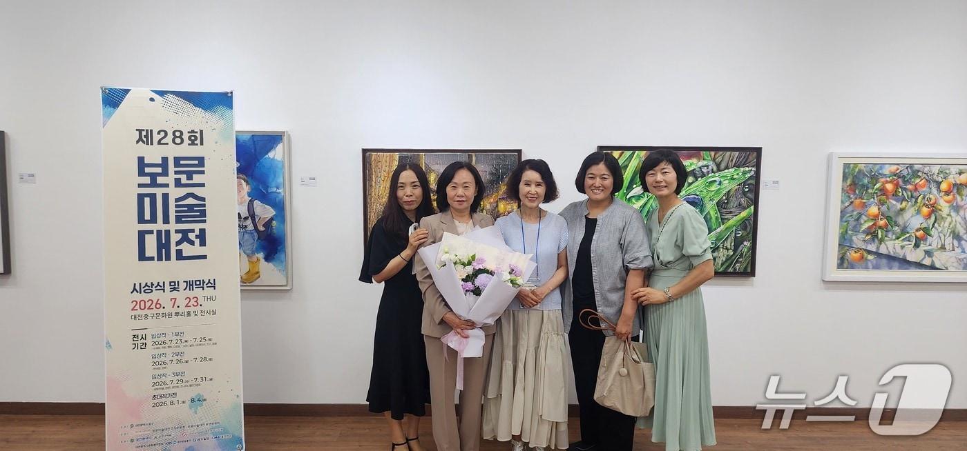 본문 이미지 - 대전 도안신도시 수목토아파트 수채화 동아리 '마네모네' 회원들이 보문대전에서 입상 후 기념촬영하고 있다.(마네모네 제공. 재판매 및 DB금지)/뉴스1