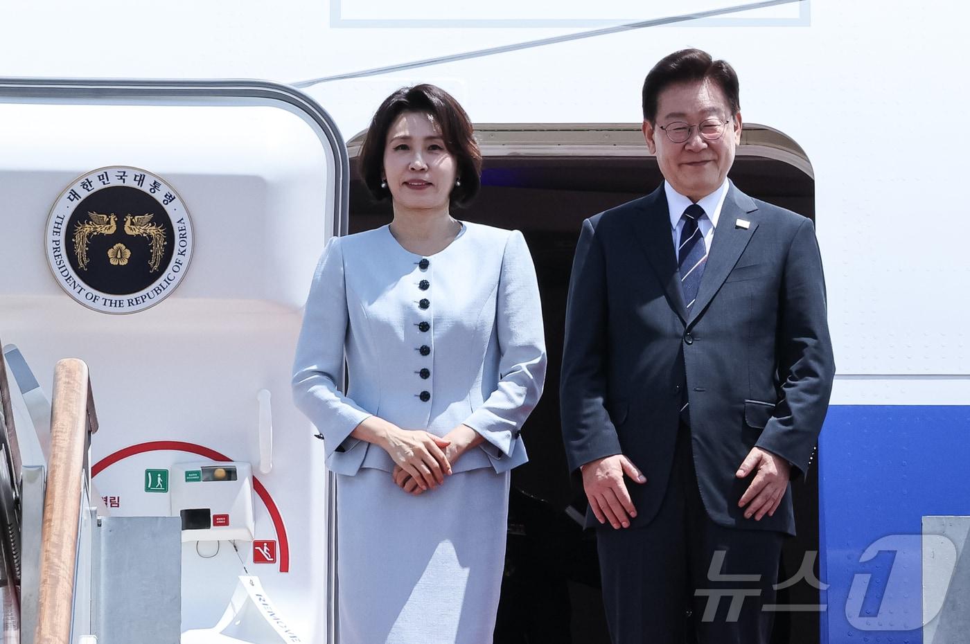 본문 이미지 - 미국·남미 순방 일정에 나선 이재명 대통령과 김혜경 여사가 24일 성남 서울공항을 통해 출국하며 인사를 하고 있다. ⓒ 뉴스1 허경 기자