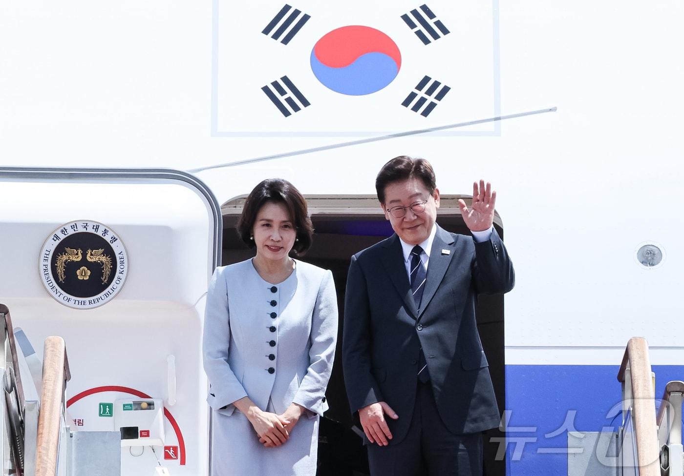 본문 이미지 - 미국·남미 순방 일정에 나선 이재명 대통령과 김혜경 여사가 24일 성남 서울공항을 통해 출국하며 인사를 하고 있다. ⓒ 뉴스1 허경 기자