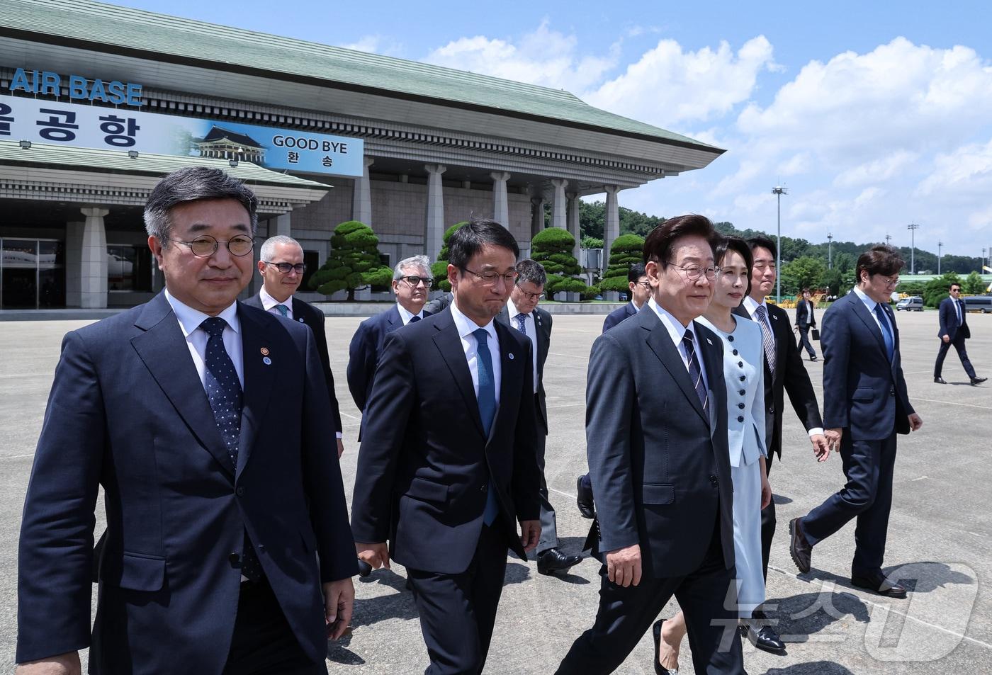 본문 이미지 - 미국·남미 순방 일정에 나선 이재명 대통령과 김혜경 여사가 지난 24일 성남 서울공항에서 공군1호기로 이동하고 있다. ⓒ 뉴스1 허경 기자