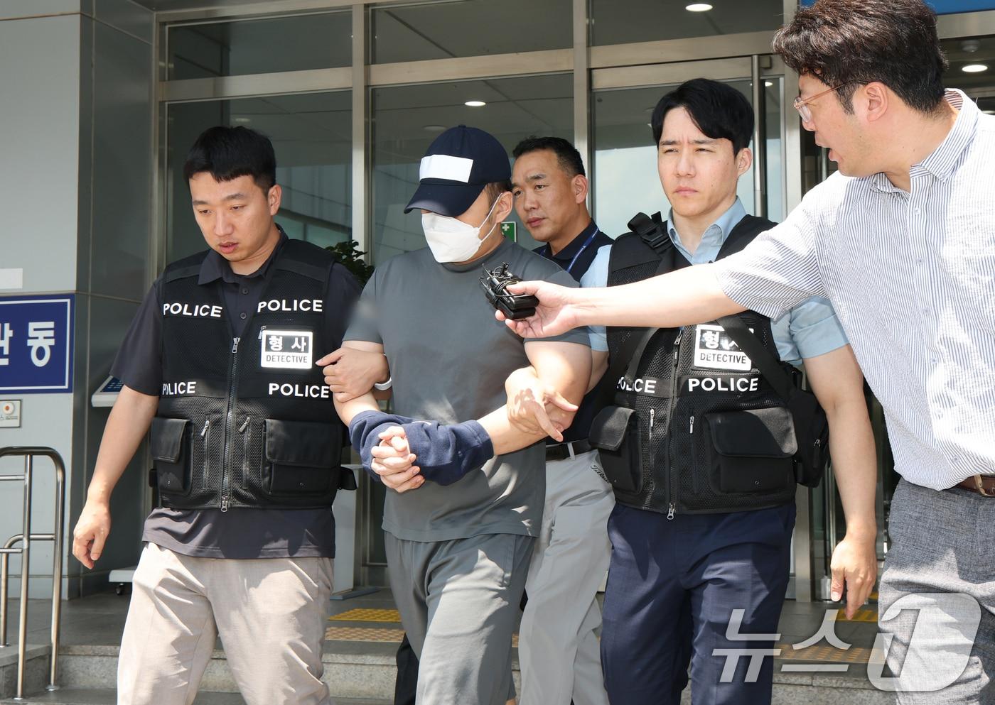 본문 이미지 - 경기 화성시 동탄신도시에서 수십억 원대 전세사기를 벌인 후 해외로 도피했다가 현지 경찰에 붙잡혀 최근 송환된 서울중앙지검 소속 수사관 A 씨가 24일 경기 용인시 영통구 용인동부경찰서에서 영장실질심사(구속 전 피의자 심문)를 받기 위해 호송차로 향하고 있다. A씨는 화성시 동탄신도시 등지에 오피스텔 등 70여 채를 보유하면서 여러 임차인 보증금을 돌려주지 않은 혐의를 받고 있으며 현재까지 경찰에 접수된 A 씨에 대한 고소장은 25건이다. 피해금은 30억 여 원에 달하는 것으로 알려졌다. 2026.7.24 ⓒ 뉴스1 김영운 기자