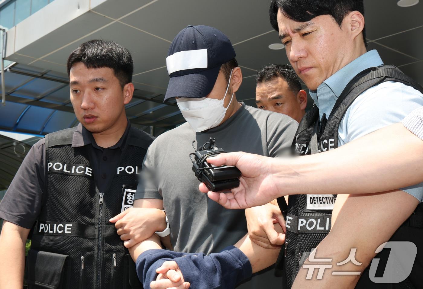 본문 이미지 - 경기 화성시 동탄신도시에서 수십억 원대 전세사기를 벌인 후 해외로 도피했다가 현지 경찰에 붙잡혀 최근 송환된 서울중앙지검 소속 수사관 A 씨가 24일 경기 용인시 영통구 용인동부경찰서에서 영장실질심사(구속 전 피의자 심문)를 받기 위해 호송차로 향하고 있다.  2026.7.24 ⓒ 뉴스1 김영운 기자