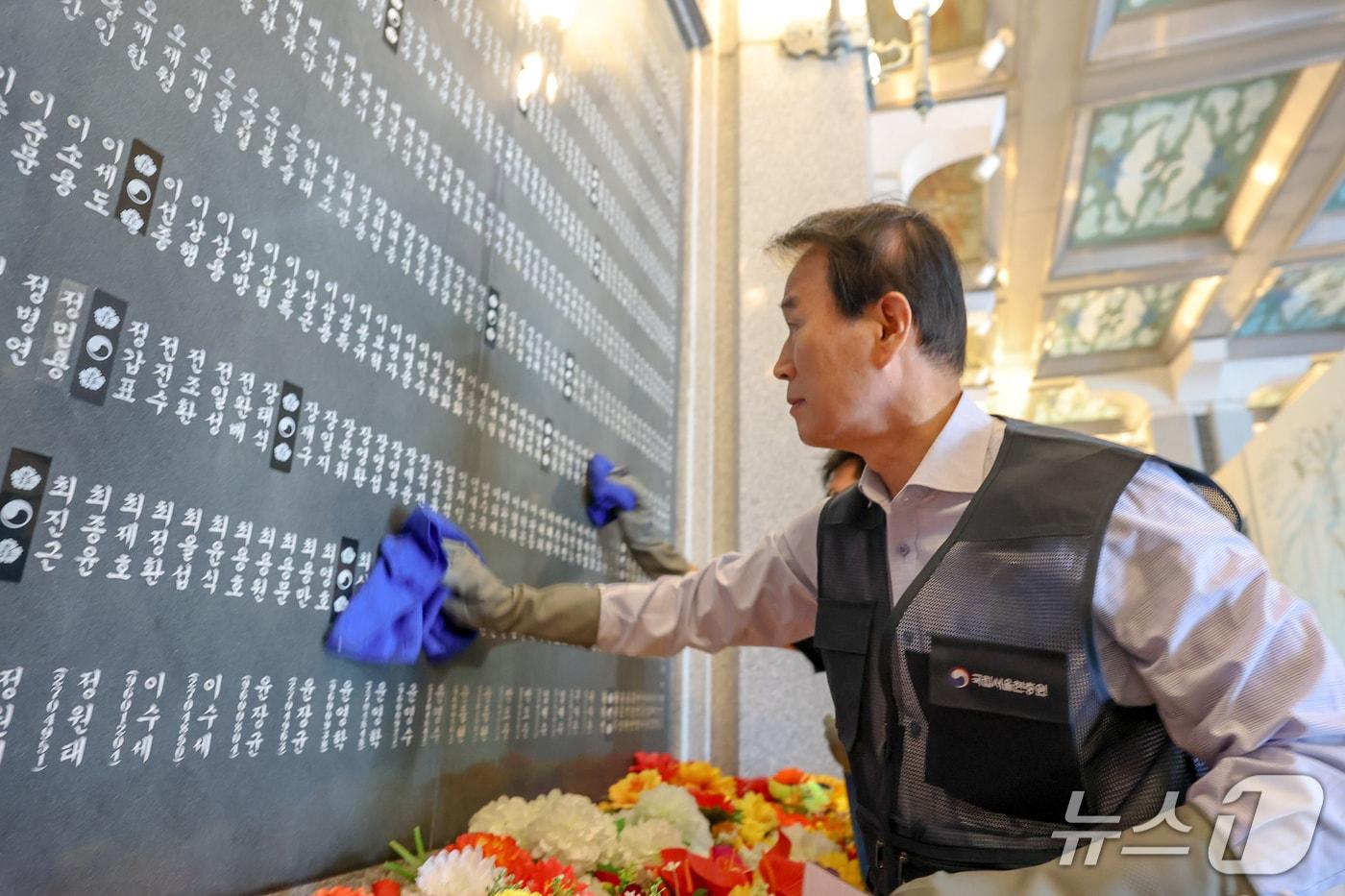 본문 이미지 - 권오을 국가보훈부 장관은 24일 오전 국가공무원노동조합, 국가보훈부 공무원 노동조합과 함께 국립대전현충원을 참배하고 위패를 닦는 봉사활동을 진행했다. 2026.7.24./ⓒ 뉴스1(국가보훈부 제공)