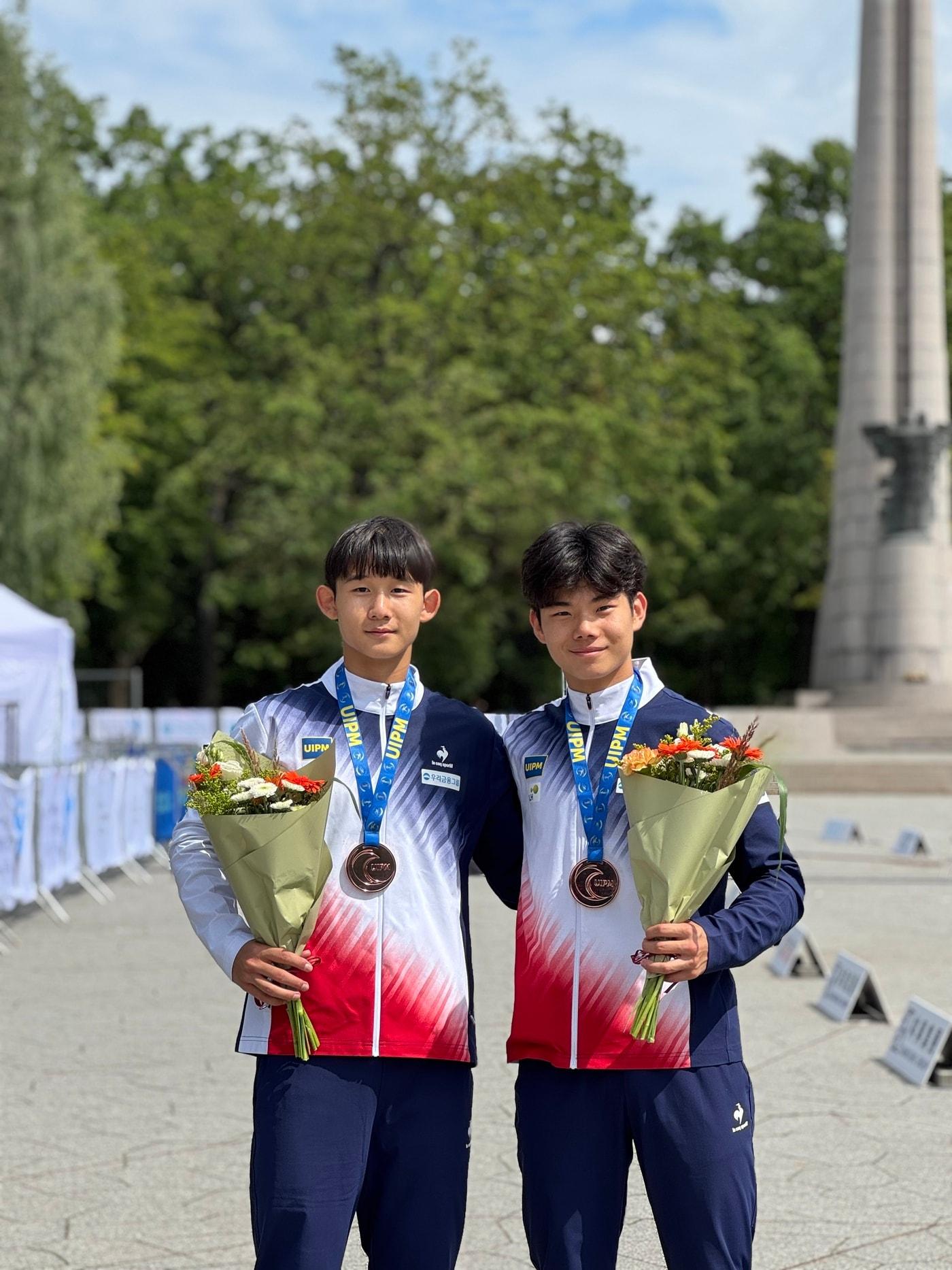 본문 이미지 - 김동원(왼쪽)과 신현규가 23일(현지시간) 열린 U-17 근대5종 세계선수권 남자 계주에서 동메달을 수확했다. (대한근대5종연맹 제공)
