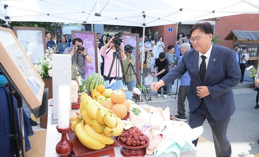 본문 이미지 - 조상호 세종시장(오른쪽)이 24일 부강면 가네코 후미코 100주기 위령제에 참석해 헌화하고 있다. (세종시 제공. 재판매 및 DB 금지)