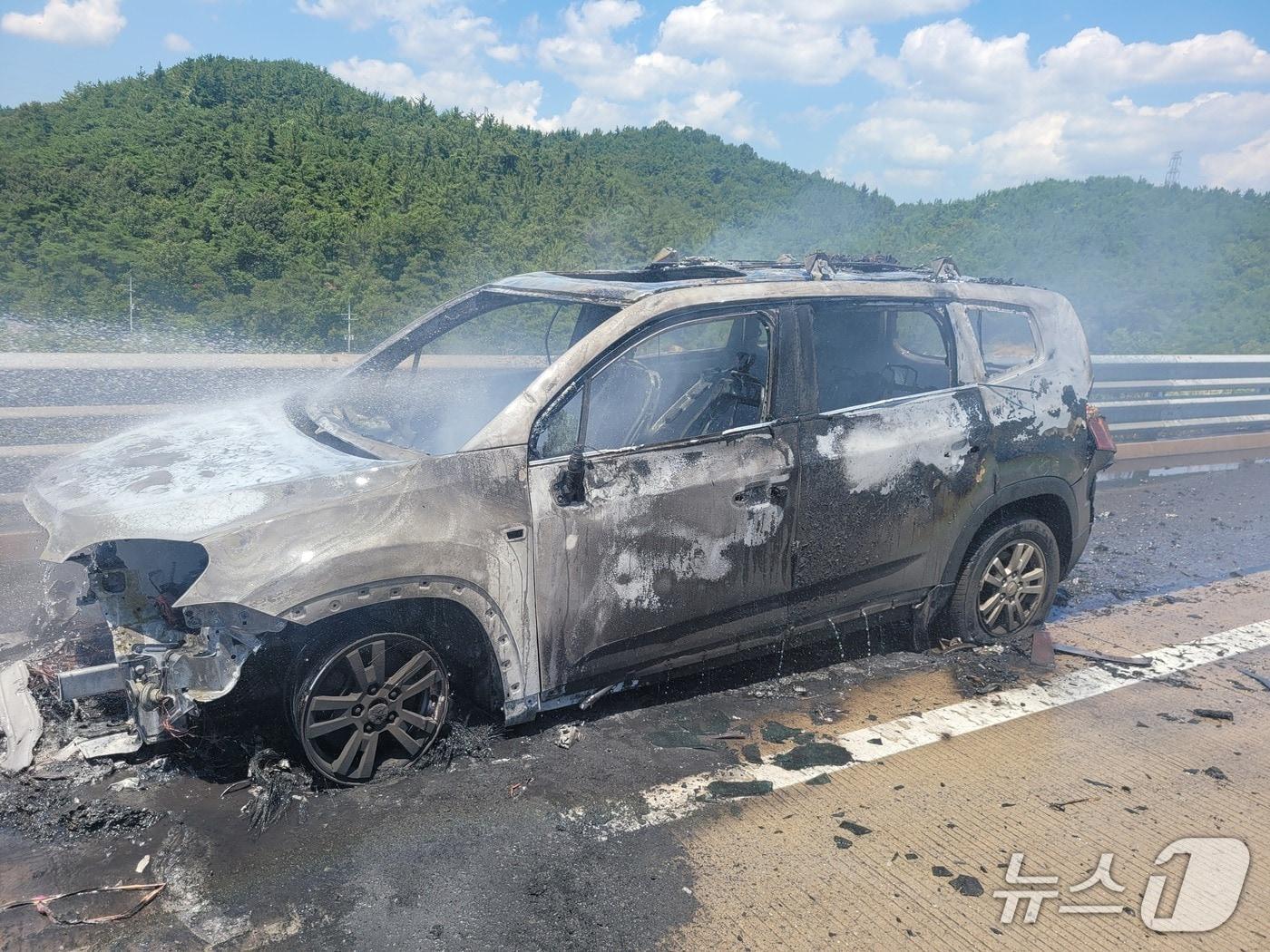 본문 이미지 - 24일 낮 12시 18분쯤 경북 영천시 청통면 신덕리 대구포항고속도로 대구 방향 19.7㎞ 지점에서 스포츠유틸리티 차량(SUV)에 불이 나 전소됐다.(경북소방본부 제공)/뉴스1