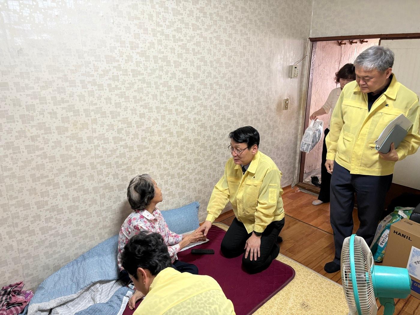 본문 이미지 - 홍종원 충남도 행정부지사(가운데)가 천안 쪽방촌 주민의 애로사항을 청취하고 있다.(도 제공. 재판매 및 DB금지)/뉴스1