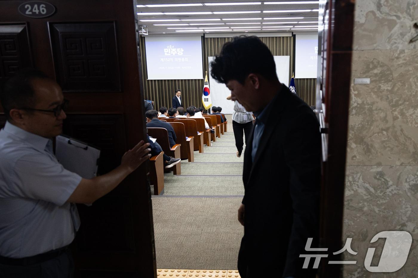 본문 이미지 - 24일 서울 여의도 국회에서 비공개로 열린 더불어민주당 의원총회 회의장의 문이 닫히고 있다. 2026.7.24 ⓒ 뉴스1 유승관 기자