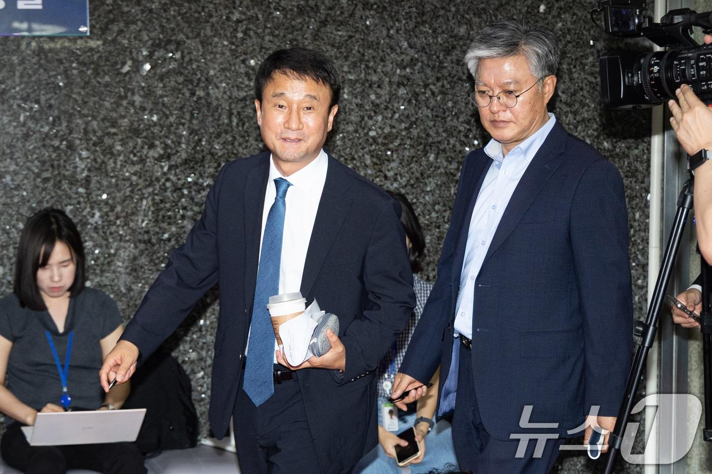 본문 이미지 - 한병도 더불어민주당 당대표 직무대행 겸 원내대표가 24일 서울 여의도 국회에서 열린 비공개 의원총회에 들어서고 있다. 2026.7.24 ⓒ 뉴스1 유승관 기자