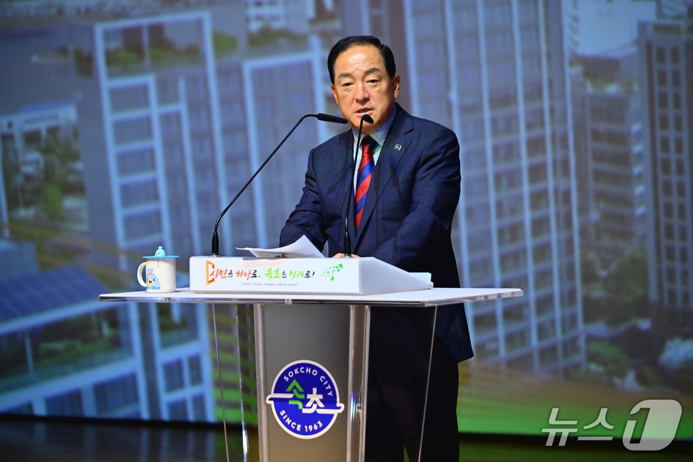 본문 이미지 - 이병선 강원 속초시장이 24일 오전 속초문화예술회관에서 열린 고도제한 해제 비전선포식에서 인사말을 하고 있다.(속초시 제공, 재판매 및 DB 금지) 2026.7.24/뉴스1