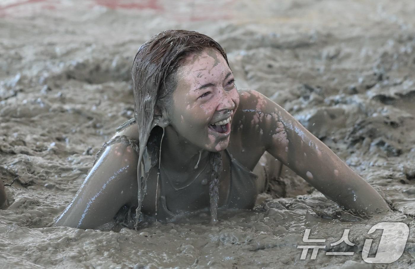 본문 이미지 - 2026 보령머드축제 첫날인 24일 충남 보령 대천해수욕장 머드축제장을 찾은 외국인 관광객들이 즐거운 시간을 보내고 있다. 2026.7.24 ⓒ 뉴스1 김기태 기자