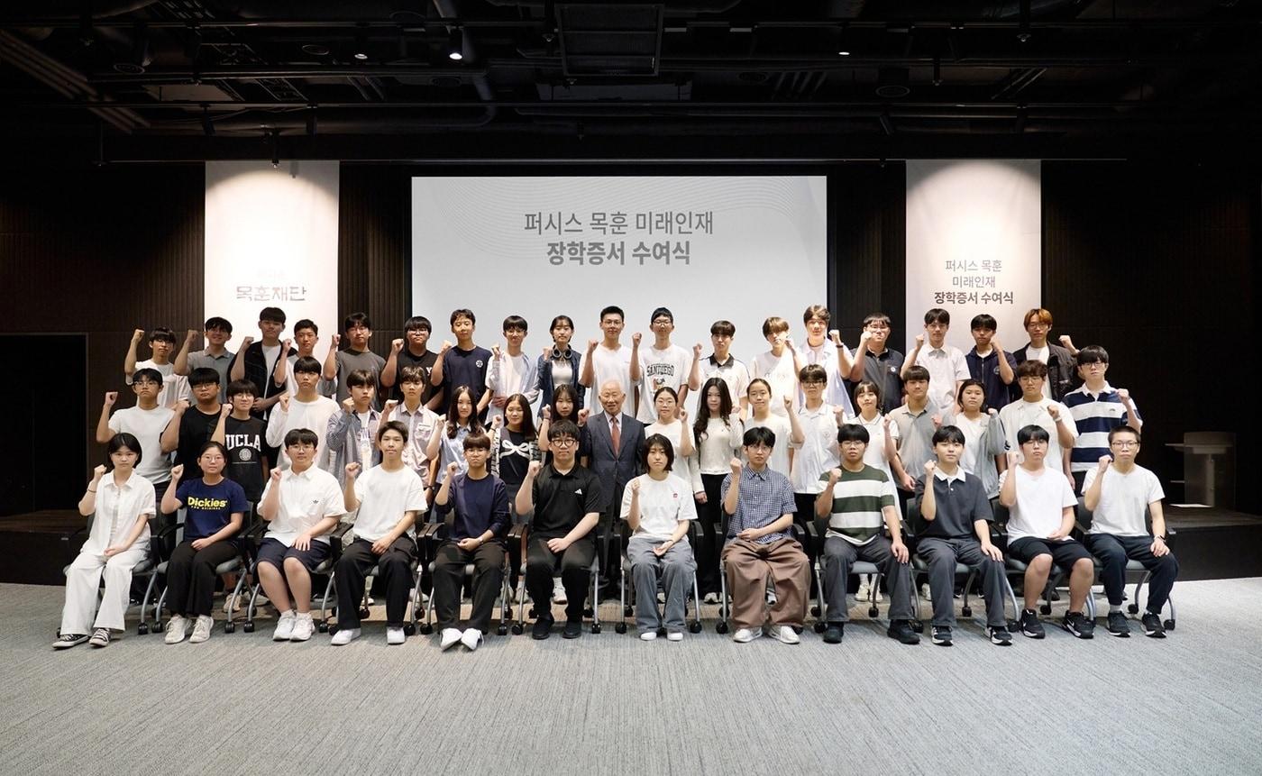 본문 이미지 - 손동창 퍼시스 목훈재단 이사장과 장학생들이 24일 서울 송파구 퍼시스그룹 본사에서 열린 '2026 퍼시스 목훈 미래인재 장학증서 수여식'에서 기념촬영을 하고 있다. (퍼시스 목훈재단 제공)