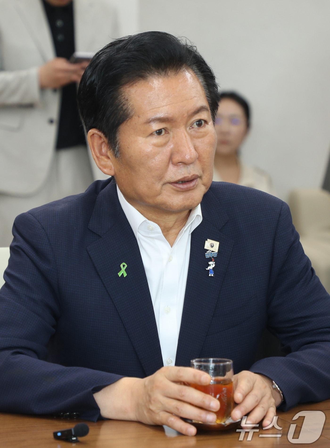 본문 이미지 - 정청래 더불어민주당 당대표 후보가 24일 오후 충북 청주시 충북도청을 찾아 신용한 지사와 면담하고 있다. 2026.7.24 ⓒ 뉴스1 김용빈 기자