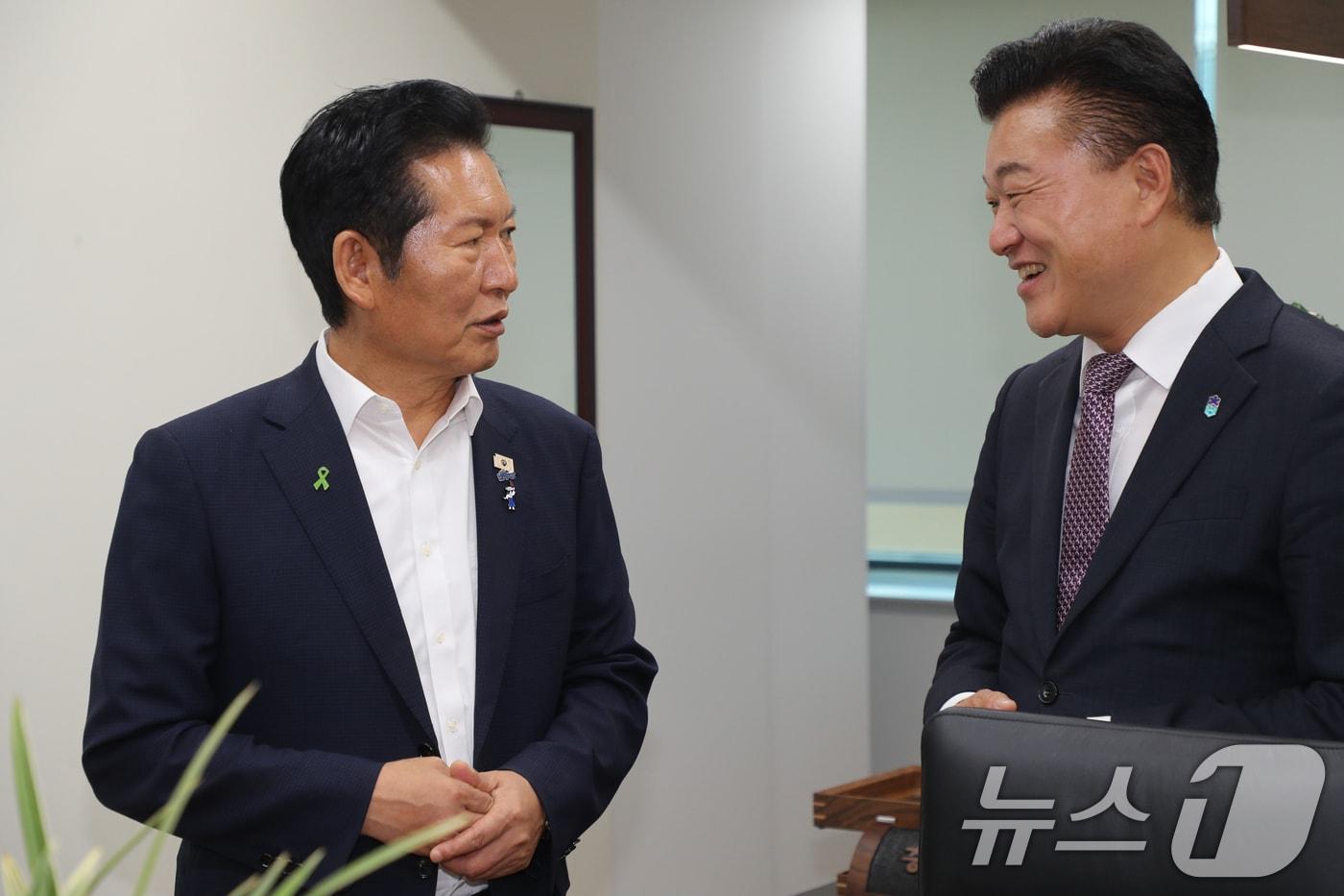 본문 이미지 - 정청래 더불어민주당 당대표 후보가 24일 오후 충북 청주시 충북도청을 찾아 신용한 지사와 면담하고 있다. 2026.7.24 ⓒ 뉴스1 김용빈 기자