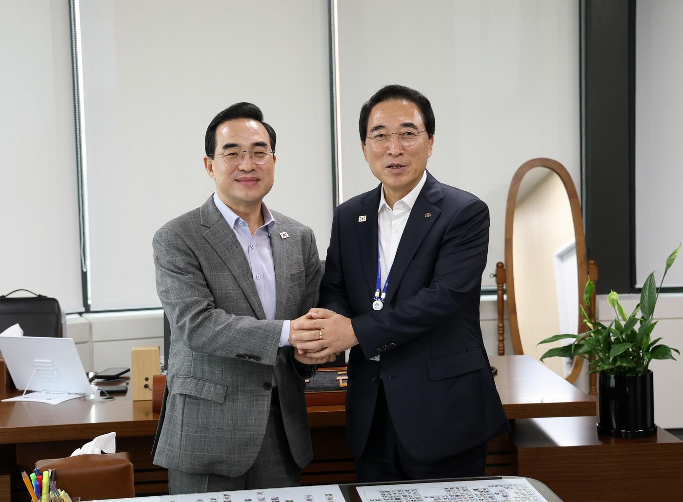 본문 이미지 - 박수현 충남지사(오른쪽)와 박홍근 기획예산처 장관 (도 제공. 재판매 및 DB금지)/뉴스1 