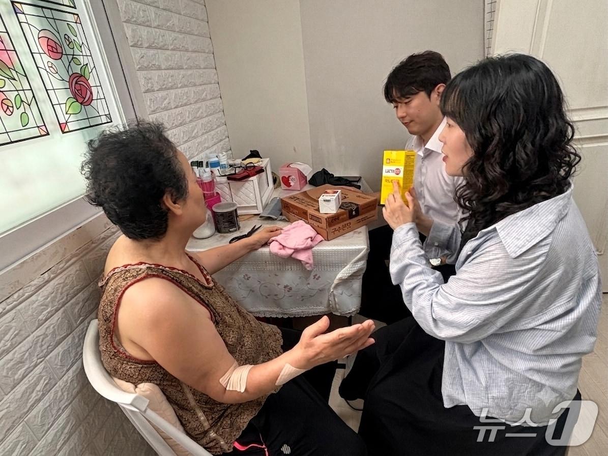 본문 이미지 - 은평구청 직원들이 저소득 어르신 맞춤형 영양제 지원으로 건강관리 나서고 있다.