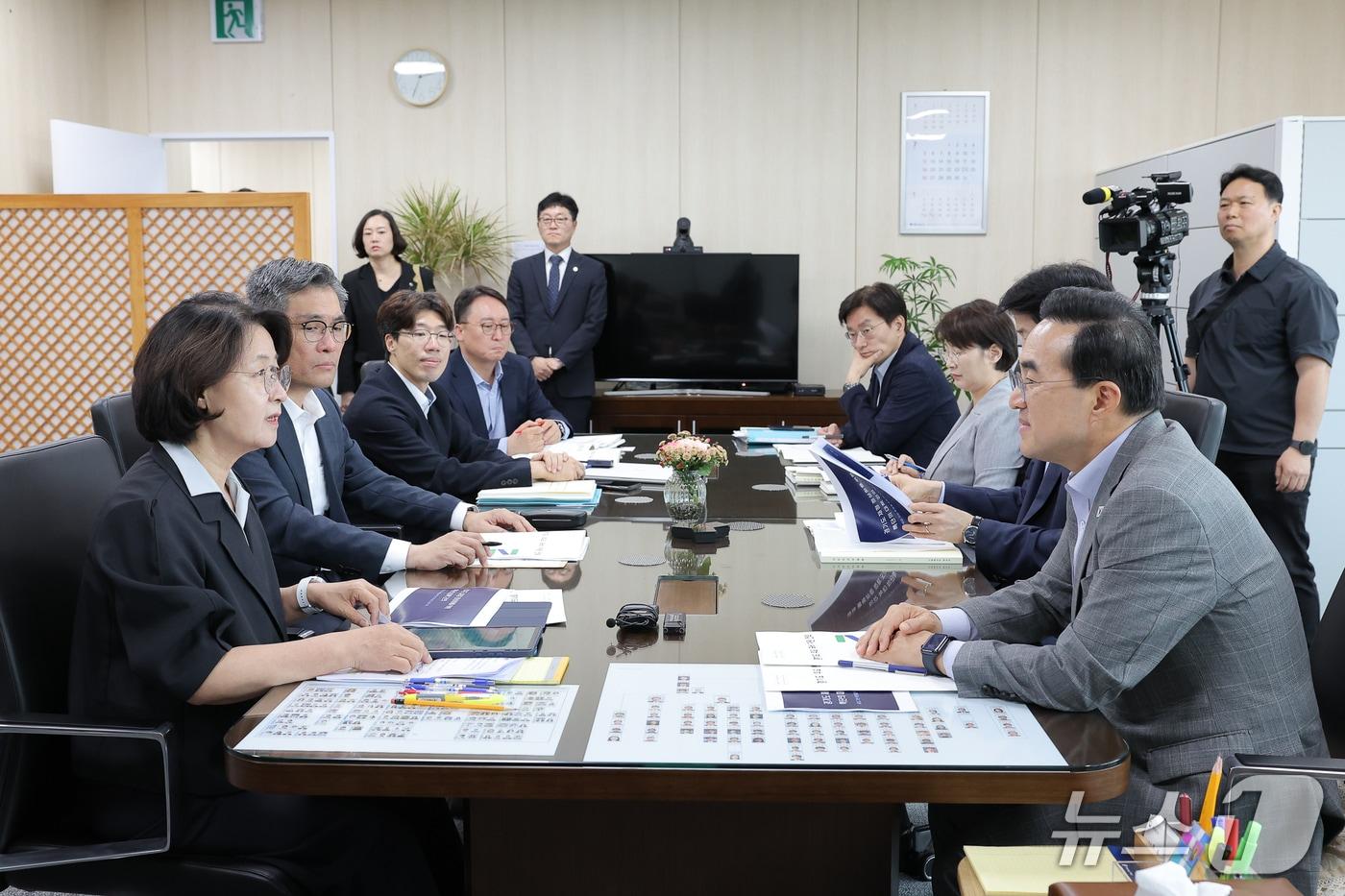 본문 이미지 - 추미애 경기도지사가 박홍근 기획예산처 장관에게 도정 현안 국비 지원을 요청하고 있다.(경기도 제공. 재판매 및 DB금지)
