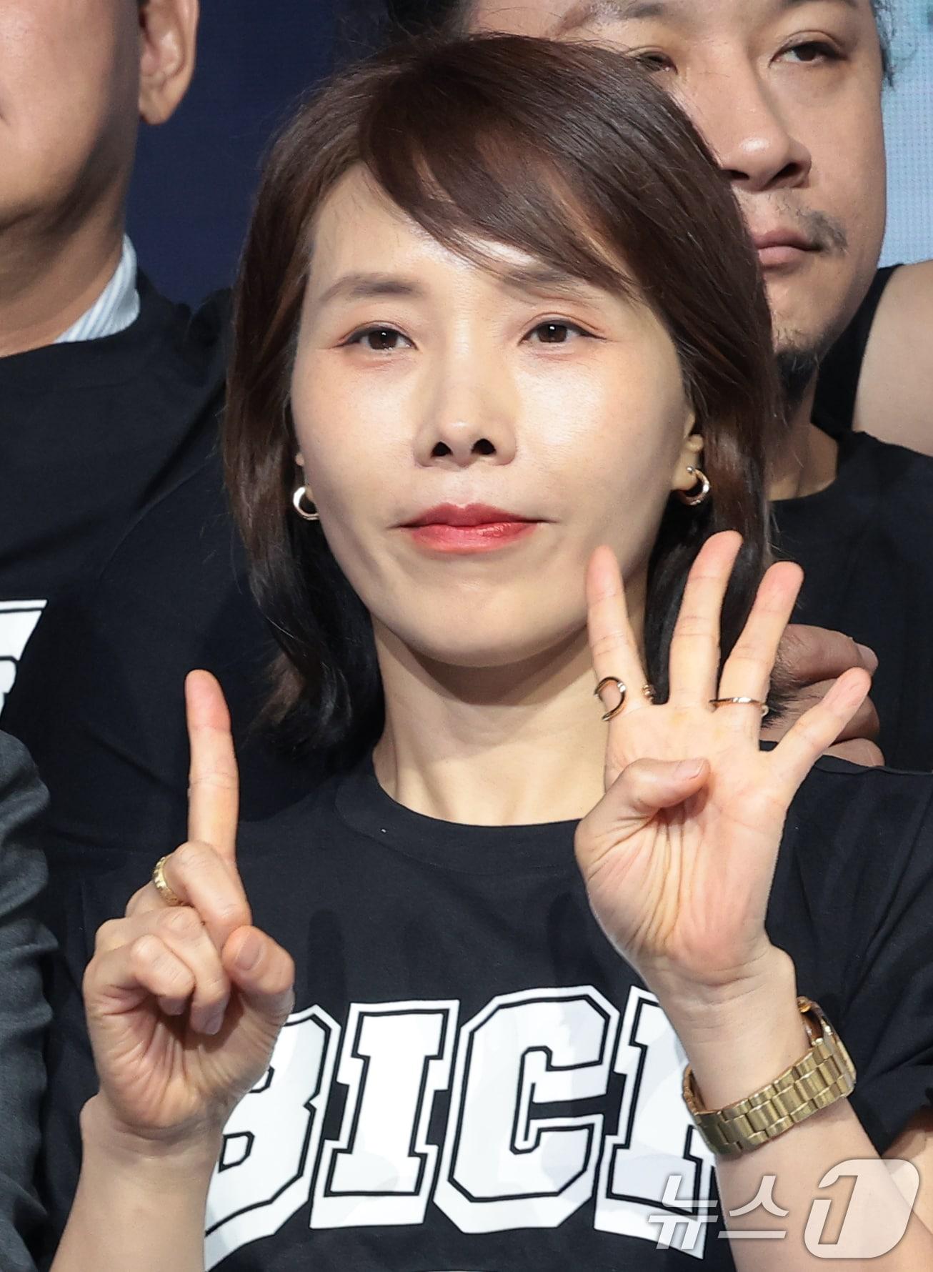 본문 이미지 - 개그맨 신봉선이 24일 오후 서울 마포구 쇼킹케이팝센터에서 열린 ‘제14회 부산국제코미디페스티벌(BICF)’ 기자간담회에 참석해 포즈를 취하고 있다. 2026.7.24 ⓒ 뉴스1 권현진 기자