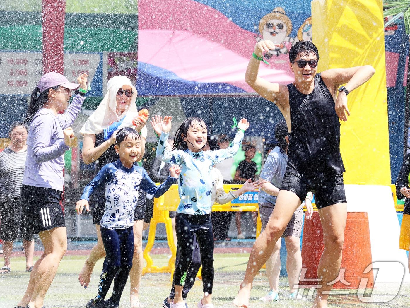 본문 이미지 - 24일 오후 강원 평창군 대화면 땀띠공원 일원에서 열린 ‘2026 평창더위사냥축제’를 찾은 방문객들이 냉천수를 맞으며 워터댄스를 즐기고 있다. (평창군 제공. 재판매 및 DB 금지) 2026.7.24 ⓒ 뉴스1