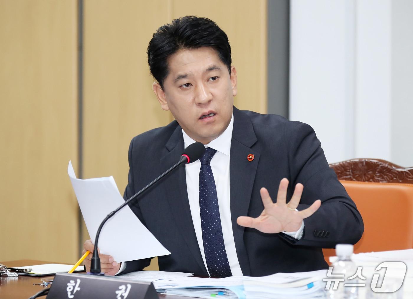 본문 이미지 - 한권 제주도의회 의원(제주시 일도1동·이도1동·건입동, 더불어민주당)이 24일 열린 제453회 제주도의회 임시회 미래경제산업위원회 제1차 회의에서 발언하고 있다.(제주도의회 제공, 재판매 및 DB 금지)
