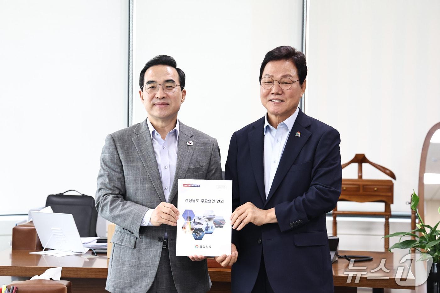 본문 이미지 - 박완수 경남지사(오른쪽)가 24일 정부서울청사에서 박홍근 기획예산처 장관을 만나 내년도 국비 반영을 요청한 뒤 기념사진을 촬영하고 있다.(경남도 제공. 재판매 및 DB금지)