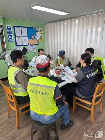 본문 이미지 - 부산 수영구는 여름철 폭염으로 인한 현업종사자의 온열질환을 예방하기 위해 오는 9월까지 직영 사업장 51곳을 대상으로 온열질환 예방 점검을 실시한다. (수영구 제공. 재판매 및 DB금지)