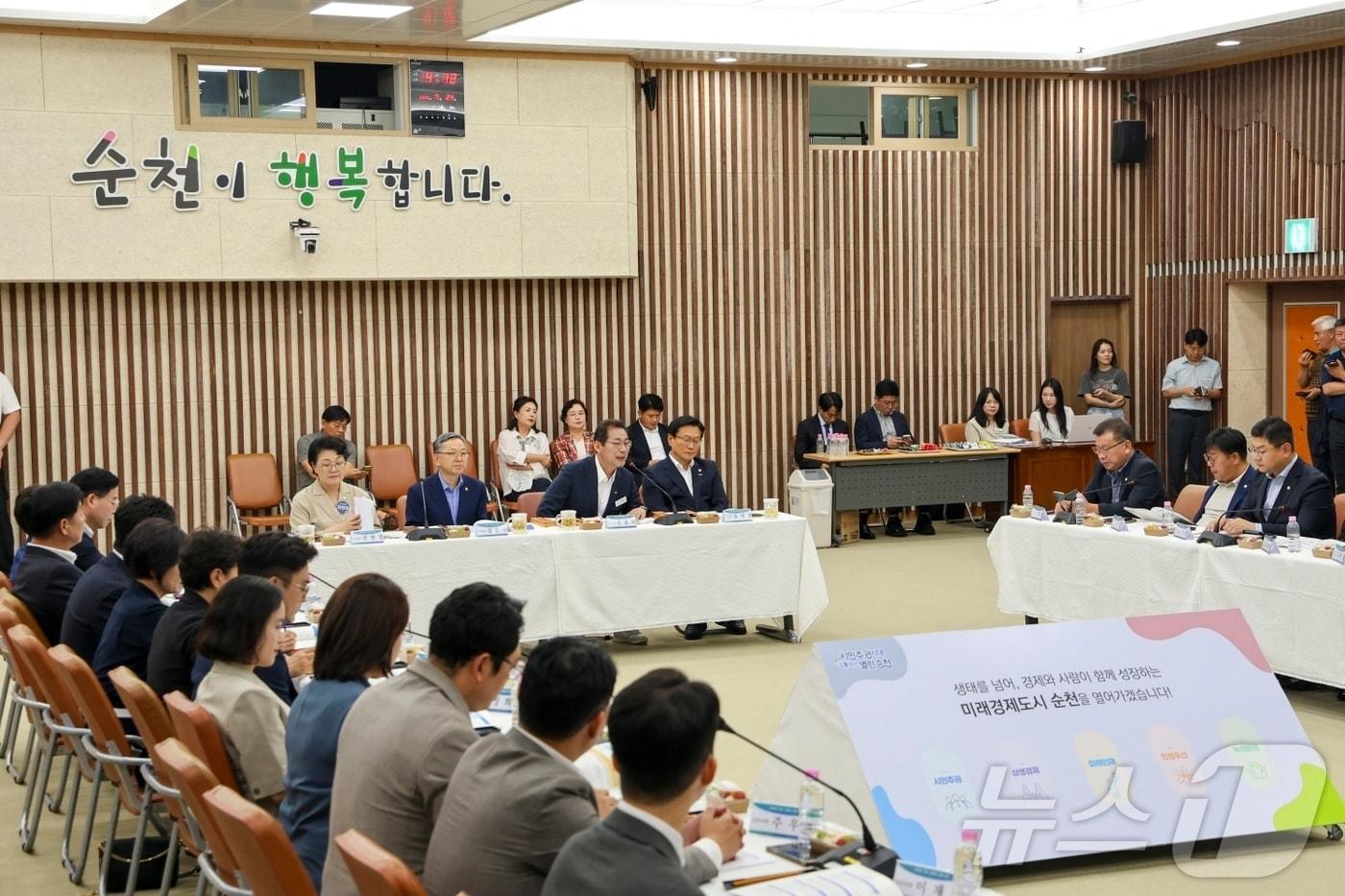 본문 이미지 - 전남광주통합특별시 순천시는 24일 대회의실에서 지역 정치권과 간담회를 열고 주요 현안과 국·특별시비 건의사업 협력 방안을 논의하고 있다. (순천시 제공. 재판매 및 DB금지) ⓒ 뉴스1 