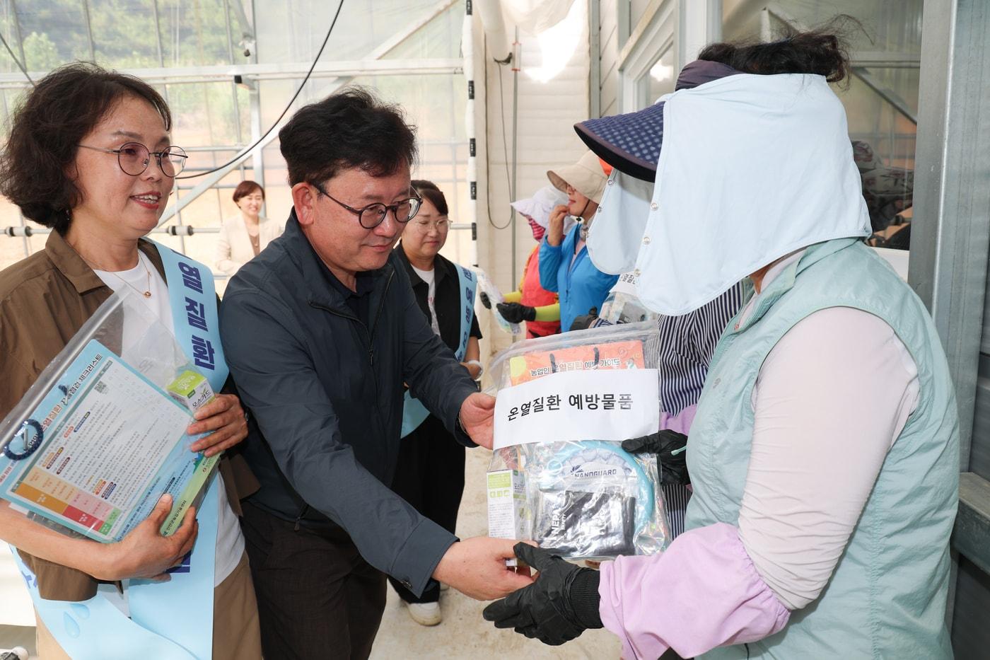 본문 이미지 - 이승돈 농촌진흥청장은 23일 전남광주통합특별시 신안군에서 온열질환 예방 요원 및 관계관들과 여름철 농업인 안전 대응 상황을 점검하고 농업 현장을 찾아 온열질환 안전 수칙을 안내하고 예방 용품을 전달했다. (농촌진흥청 제공. 재판매 및 DB금지) 2026.7.24 /뉴스1