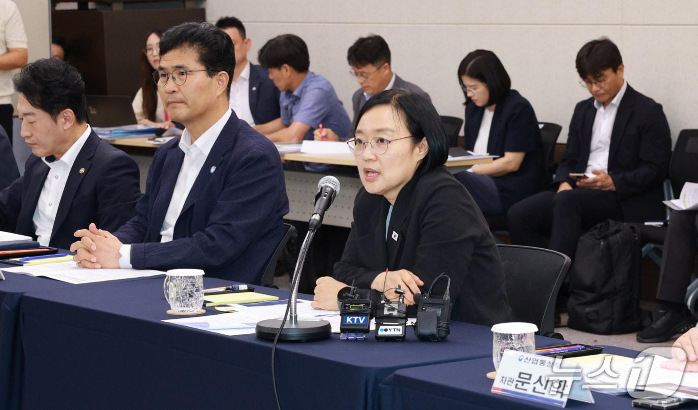 본문 이미지 - 24일 새만금개발청에서 '새만금 투자 활성화 기업 간담회'가 열린 가운데 회의를 주재한 한성숙 총리가 발언을 하고 있다.(전북도 제공. 재판매 및 DB금지)/뉴스1 