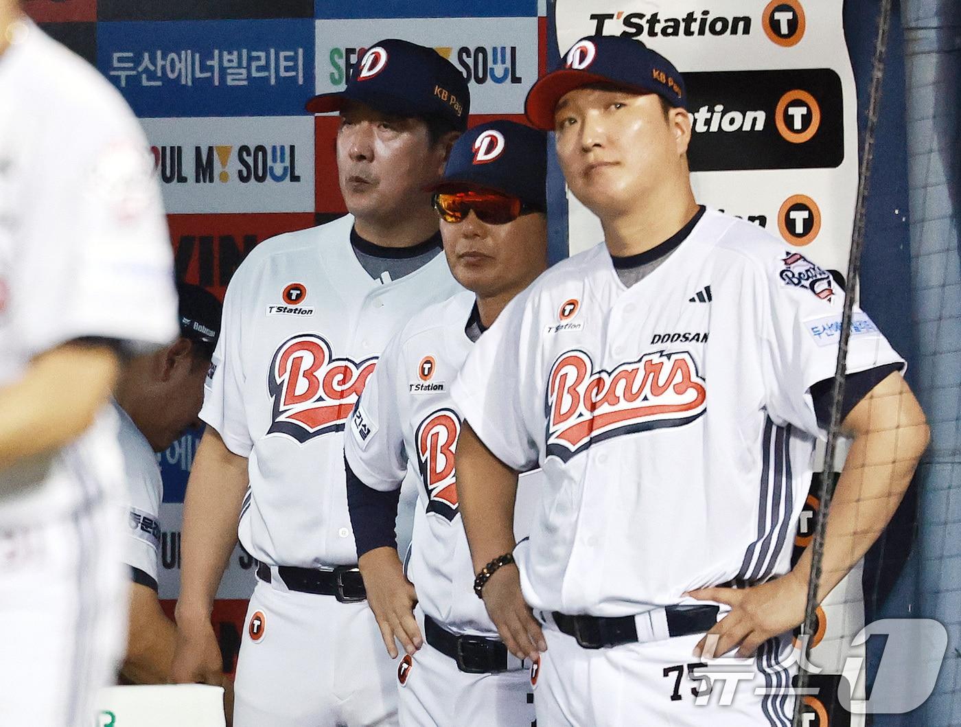 본문 이미지 - 김원형 두산 감독과 코치진이 24일 오후 서울 송파구 잠실야구장에서 열린 프로야구 '2026 신한은행 SOL KBO리그' 삼성 라이온즈와 두산 베어스의 경기를 지켜보고 있다. 2026.7.24 ⓒ 뉴스1 구윤성 기자