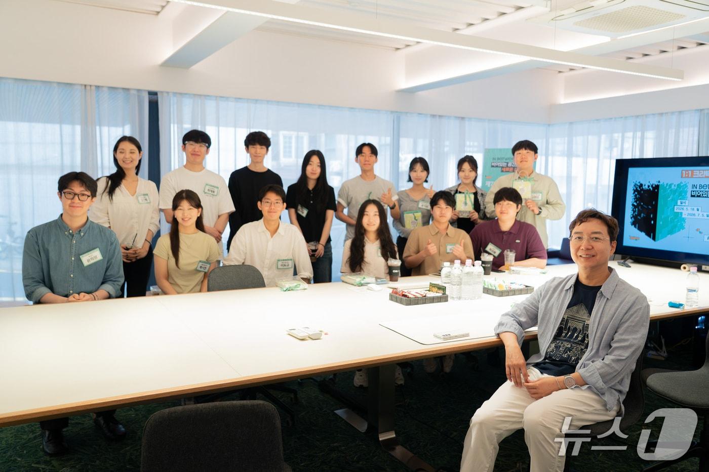 본문 이미지 - 제7회 계룡장학재단 아이디어 공모전 1차 심사를 통과한 학생들이 멘토로 참여한 유현준 건축가와 함께 크리틱 프로그램의 시간을 가졌다. (계룡장학재단 제공. 재판매 및 DB금지) 2026.7.24/뉴스1