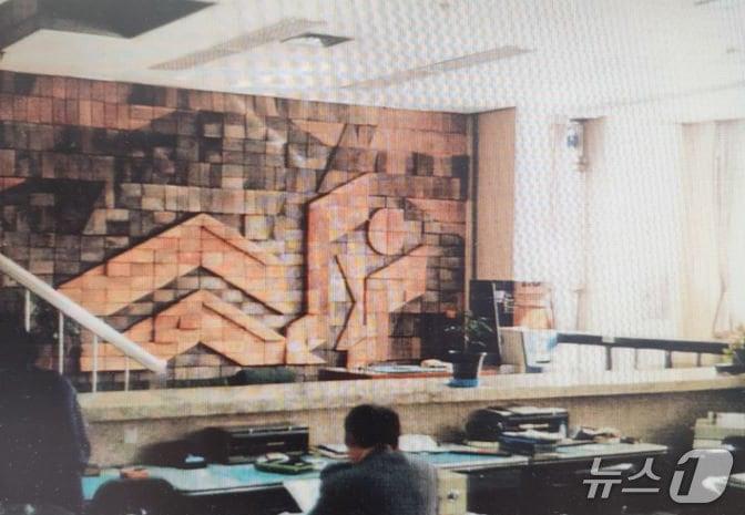 본문 이미지 - 한국민족미술인협회와 오윤 구의동 테라코타 보존 추진위원회가 '오윤 구의동 테라코타 보존 기금마련전'을 26일부터 8월 9일까지 서울 인사동 관훈갤러리에서 연다.