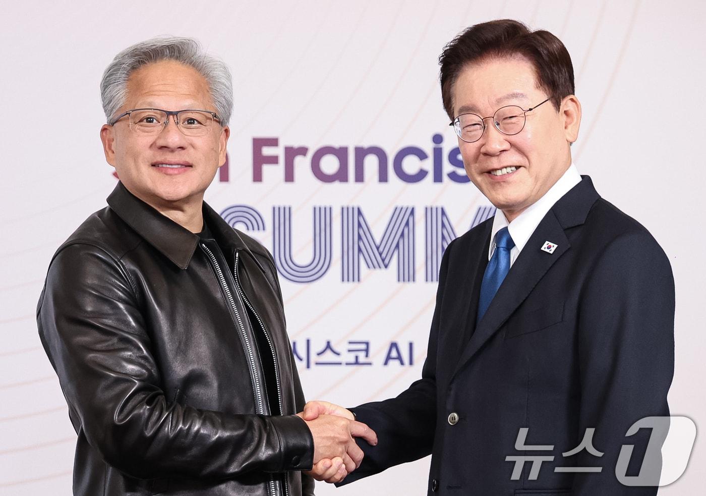 본문 이미지 - 이재명 대통령이 24일(현지시간) 미국 샌프란시스코 한 호텔에서 젠슨 황 엔비디아 CEO와 면담에 앞서 인사를 나누고 있다. 2026.7.25 ⓒ 