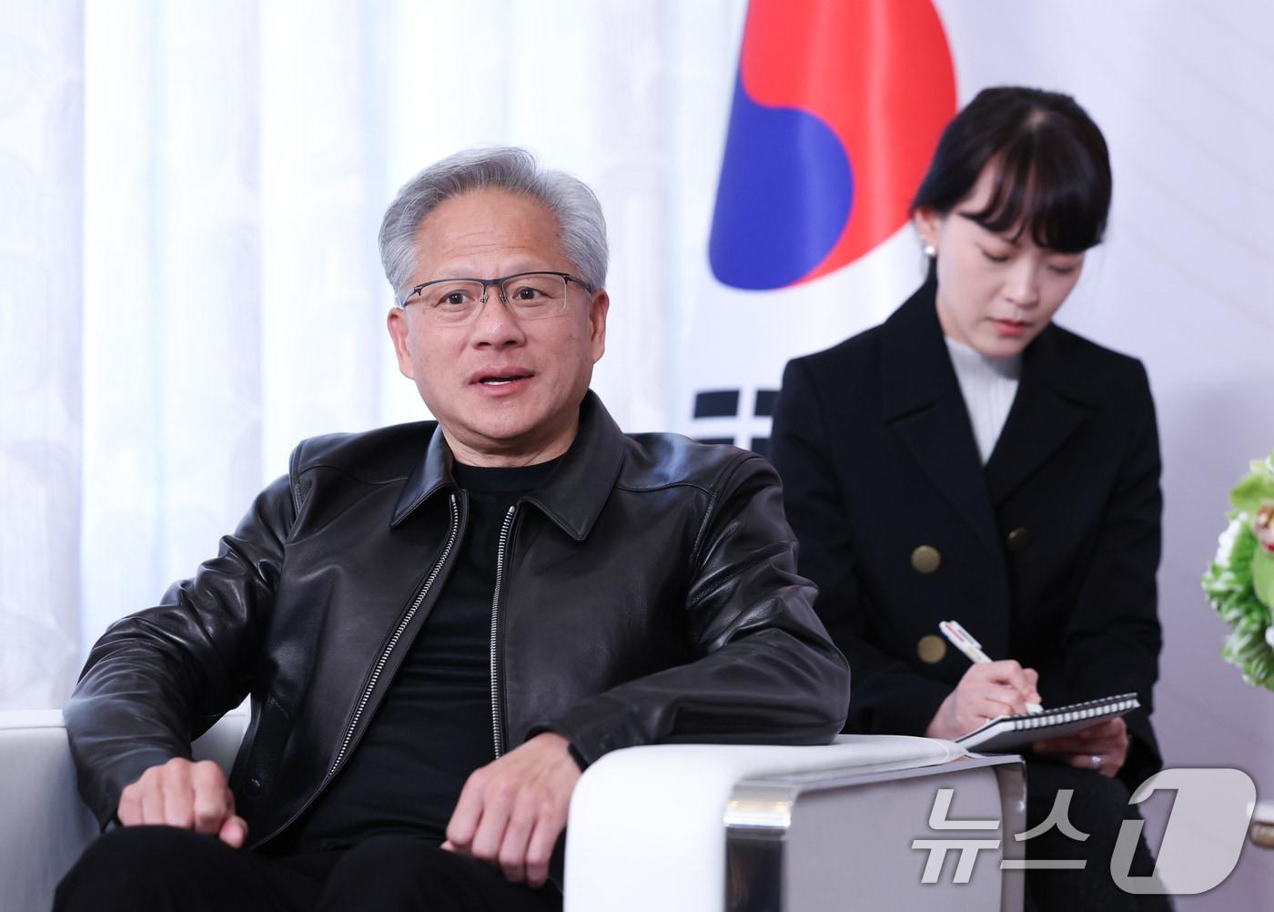본문 이미지 - 젠슨 황 엔비디아 CEO가 24일 (현지시간) 미국 샌프란시스코 한 호텔에서 이재명 대통령과의 면담에서 발언을 하고 있다. 2026.7.25 ⓒ 뉴스1 허경 기자