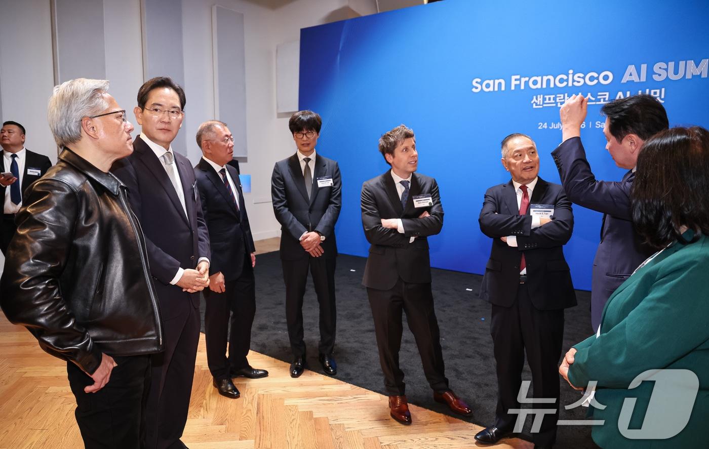 본문 이미지 - 젠슨 황 엔비디아 CEO(왼쪽부터)와 이재용 삼성전자 회장, 정의선 현대차그룹 회장, 이해진 네이버 이사회 의장, 샘 올트먼 오픈AI CEO, 혹 탄 브로드컴 사장 겸 CEO, 최태원 SK그룹 회장이 24일(현지시간) 미국 샌프란시스코 미드웨이에서 열린 AI 서밋에서 대화를 하고 있다. 2026.7.25 ⓒ 뉴스1 허경 기자