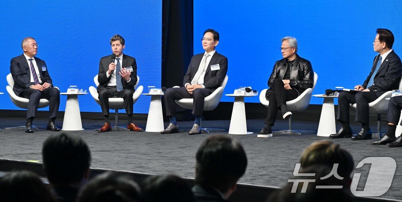 본문 이미지 - 샘 올트먼 오픈AI CEO가 24일(현지시각) 미국 샌프란시스코에서 열린 AI서밋에서 발언하고 있다. 2026.7.25 ⓒ 뉴스1 허경 기자